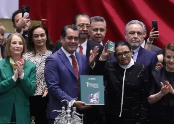 Rosa Icela Rodríguez entrega documento del I Informe de Sheinbaum al Congreso