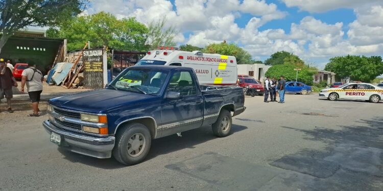 Motociclista herido al estrellarse contra una camioneta