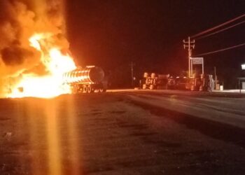 Se incendia pipa con diesel tras chocar contra trailer