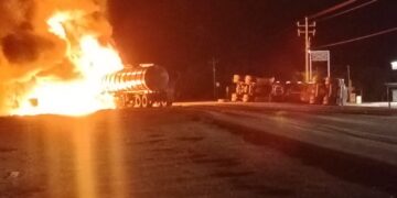 Se incendia pipa con diesel tras chocar contra trailer