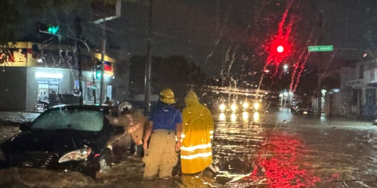 Lluvias activan operativo de rescate en Victoria