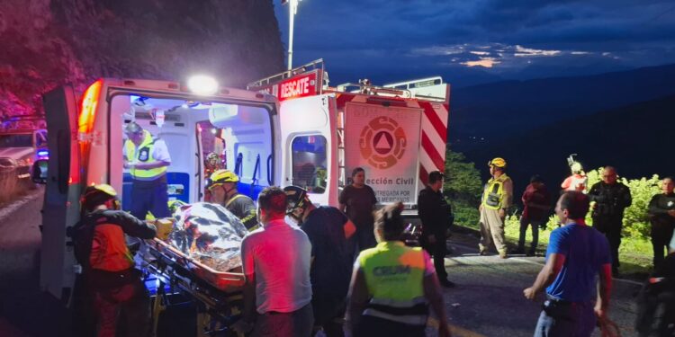 Vuelcan en El Chihue, dos personas heridas