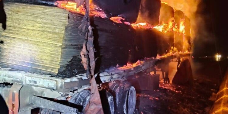 Se incendia tractocamión en carretera Victoria-Zaragoza