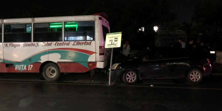 Conductora se desmaya y embiste a peatones: cuatro lesionados