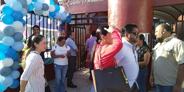 Padres de familia exigen plantilla completa de 18 maestros en la Primaria Club de Leones
