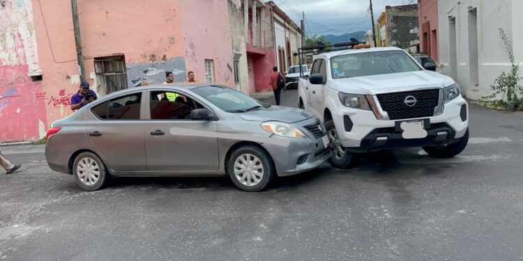 Camioneta rotulada de la Secretaría de Comunicaciones causa choque