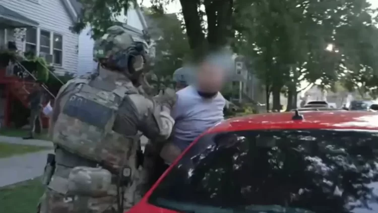 Arrojan al suelo a candidata demócrata durante protesta contra ICE en Chicago