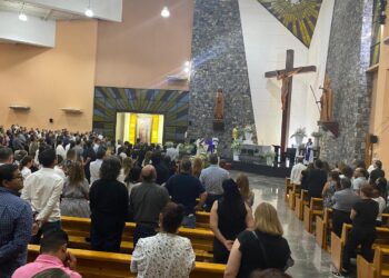 Dan cientos de victorenses emotiva despedida final al exalcalde Oscar Almaraz Smer