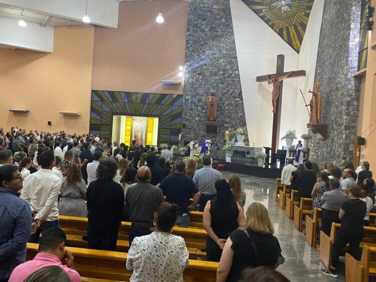 Dan cientos de victorenses emotiva despedida final al exalcalde Oscar Almaraz Smer