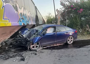 Tren arrastra auto en Nuevo Laredo; conductor muere tras fuerte impacto