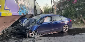 Tren arrastra auto en Nuevo Laredo; conductor muere tras fuerte impacto