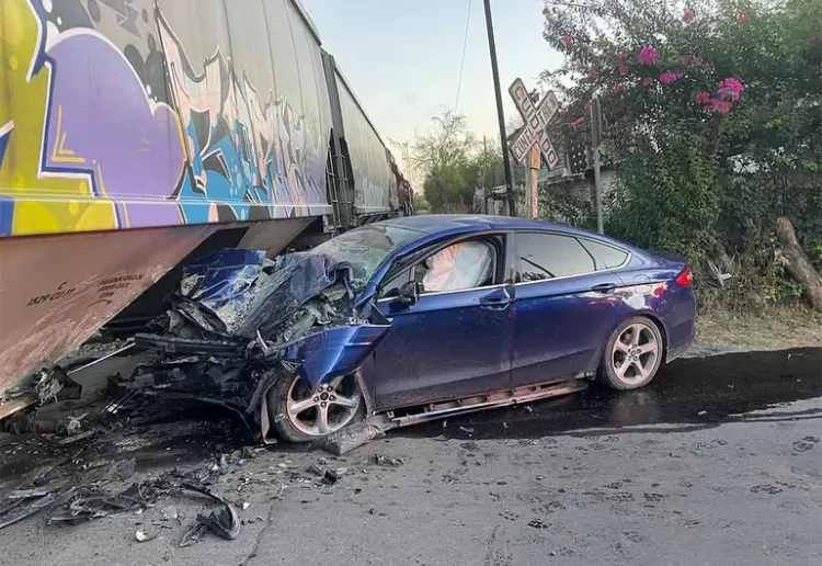 Tren arrastra auto en Nuevo Laredo; conductor muere tras fuerte impacto