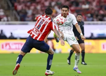 Chivas vence 3-1 a Necaxa en regreso de Fernando Gago al Akron