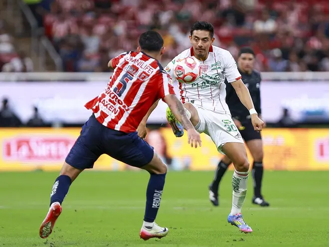 Chivas vence 3-1 a Necaxa en regreso de Fernando Gago al Akron