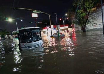 Intensa lluvia causa encharcamientos y vehículos varados en Nuevo Laredo