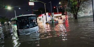Intensa lluvia causa encharcamientos y vehículos varados en Nuevo Laredo