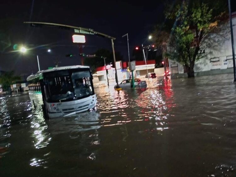Intensa lluvia causa encharcamientos y vehículos varados en Nuevo Laredo