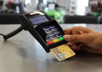 Límite de transferencias bancarias, ¿aplica en pagos con tarjeta de débito o crédito?