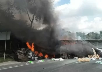 Trailero muere calcinado tras incendio de su camión con fertilizante en Altamira