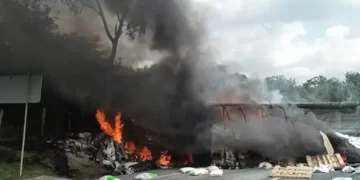 Trailero muere calcinado tras incendio de su camión con fertilizante en Altamira