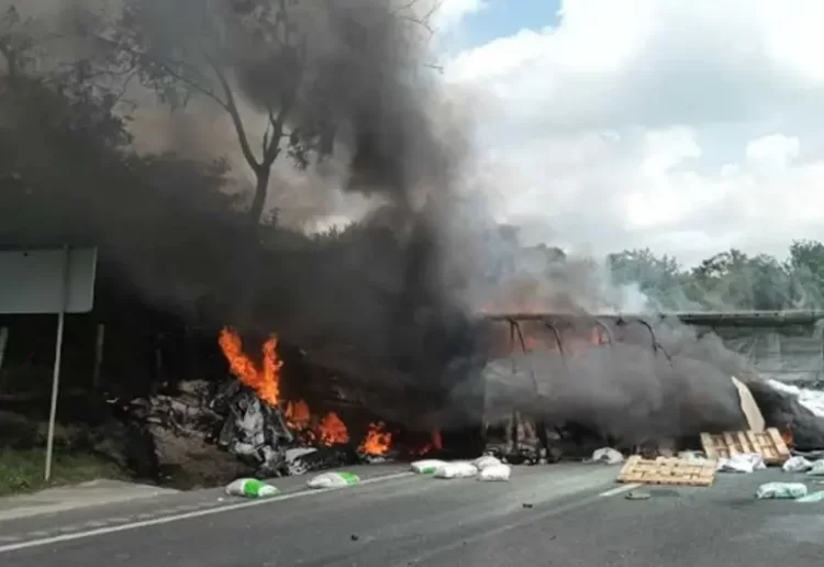 Trailero muere calcinado tras incendio de su camión con fertilizante en Altamira