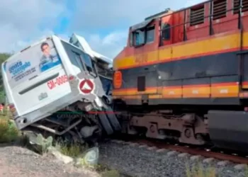 Camión es impactado por el tren en Guanajuato; hay 5 muertos y 18 heridos