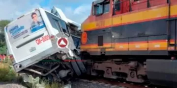 Camión es impactado por el tren en Guanajuato; hay 5 muertos y 18 heridos