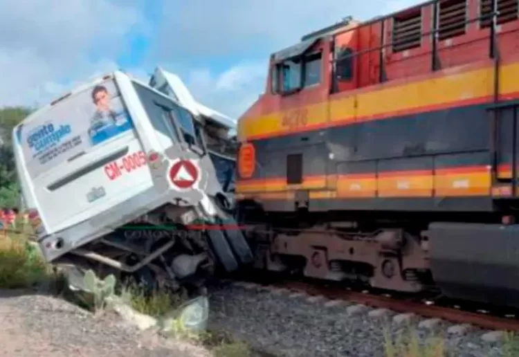 Camión es impactado por el tren en Guanajuato; hay 5 muertos y 18 heridos