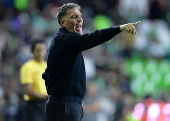 Cesan al argentino Eduardo Berizzo como técnico del León