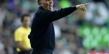 Cesan al argentino Eduardo Berizzo como técnico del León