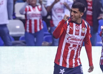 Chivas de Guadalajara se impone 2-1 al Puebla en estadio Cuauhtémoc