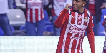 Chivas de Guadalajara se impone 2-1 al Puebla en estadio Cuauhtémoc