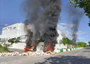 Destruyen normalistas de Ayotzinapa oficinas del Palacio de Justicia de Iguala