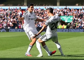 Raúl Jiménez anota gol tempranero con Fulham y sale lesionado