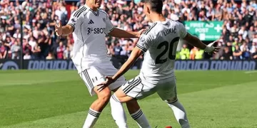 Raúl Jiménez anota gol tempranero con Fulham y sale lesionado