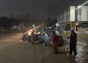 Torrenciales lluvias inundan calles y generan caos el Eje Vial L. Cárdenas de Cd. Victoria