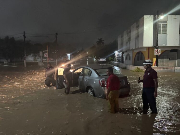 Torrenciales lluvias inundan calles y generan caos el Eje Vial L. Cárdenas de Cd. Victoria