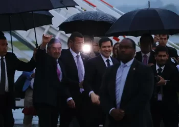 Marco Rubio llega al AIFA en medio de una fuerte lluvia