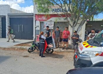 Motociclista herido al estrellarse contra una camioneta