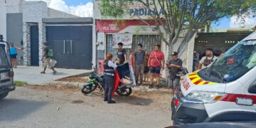 Motociclista herido al estrellarse contra una camioneta