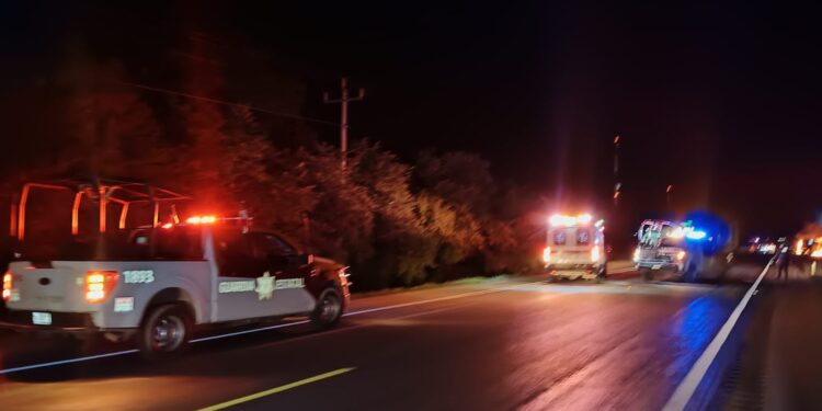 Se incendia pipa con diesel tras chocar contra trailer