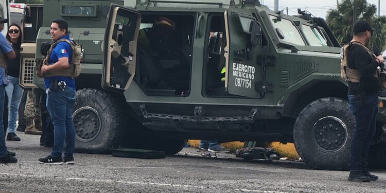 Choque entre vehículo militar y camioneta deja 15 heridos en libramiento de Cd. Victoria