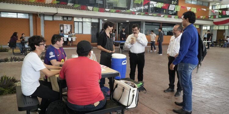 Rector y estudiantes de la UAT comparten jornada universitaria