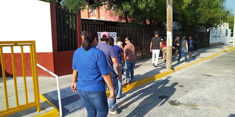 Padres de familia exigen plantilla completa de 18 maestros en la Primaria Club de Leones