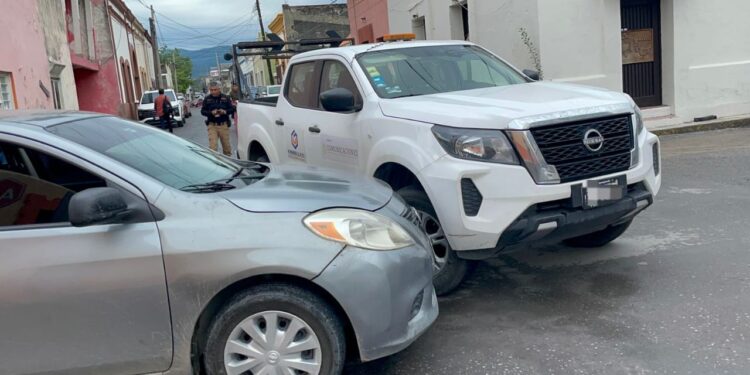 Camioneta rotulada de la Secretaría de Comunicaciones causa choque
