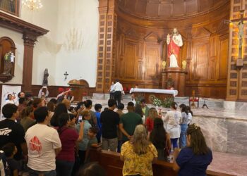 En Catedral del Sagrado Corazón de Jesús bendicen a alumnos y sus mochilas previo al arranque del ciclo escolar