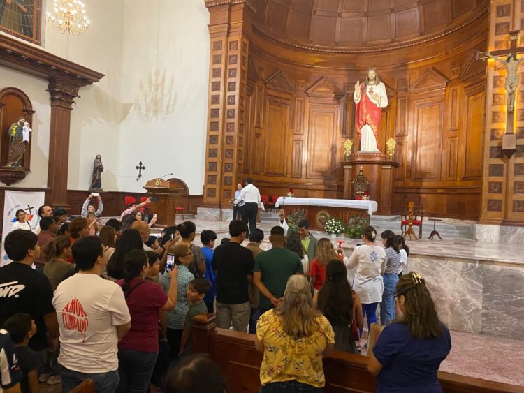 En Catedral del Sagrado Corazón de Jesús bendicen a alumnos y sus mochilas previo al arranque del ciclo escolar