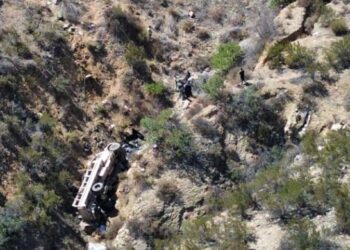 Vehículo de Defensa cae a barranco; muere un militar y 22 resultan heridos en BC