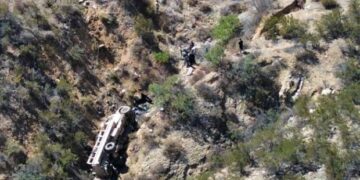 Vehículo de Defensa cae a barranco; muere un militar y 22 resultan heridos en BC