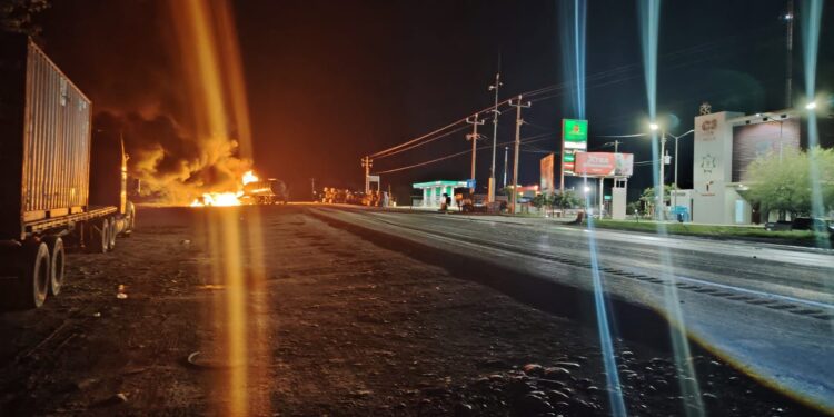 Se incendia pipa con diesel tras chocar contra trailer